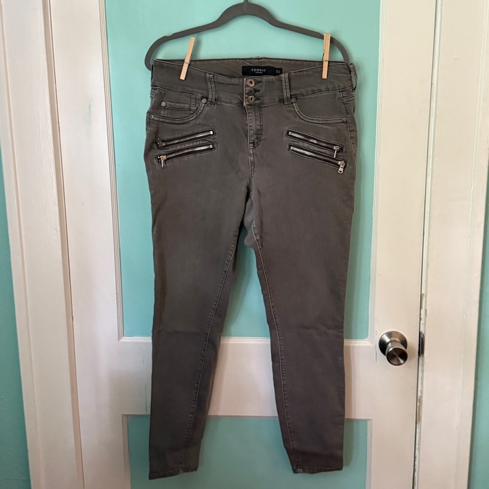 Gray Skinny Jeans with Zipper Accents